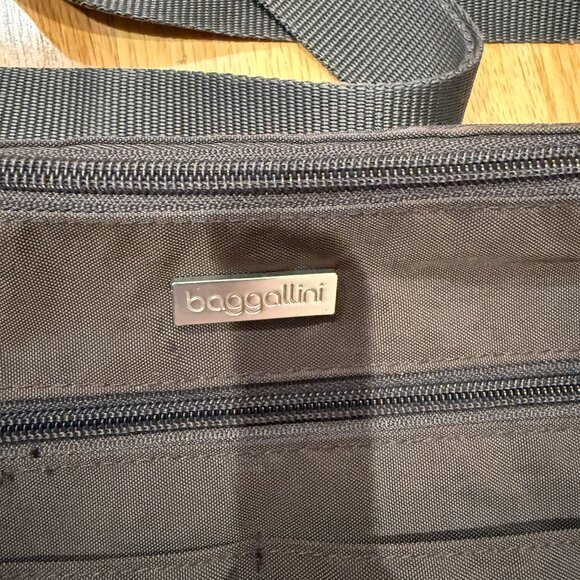 Baggallini Crossbody Bag - Picture 4 of 4